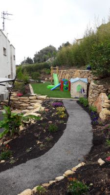 Chemin de promenade dans le jardin